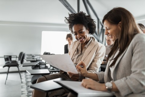 Photo de 2 femmes travaillant ensemble