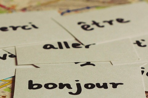 Étiquettes avec des mots écrits à la main, comme bonjour, merci, ça va ?