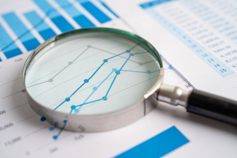 une loupe sur un graphique