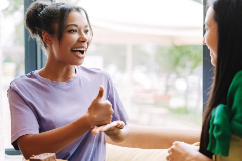 2 femmes communiquent en langage des signes