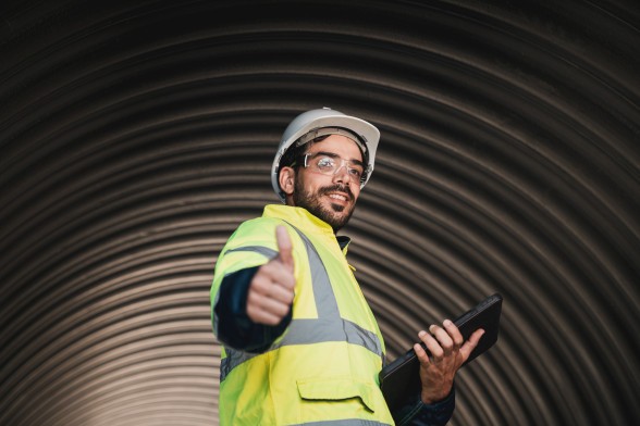 Un ouvrier dans un tunnel