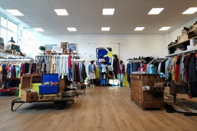 Vue intérieure avec des vêtements, accessoires, chaussures et des objets pour la maison