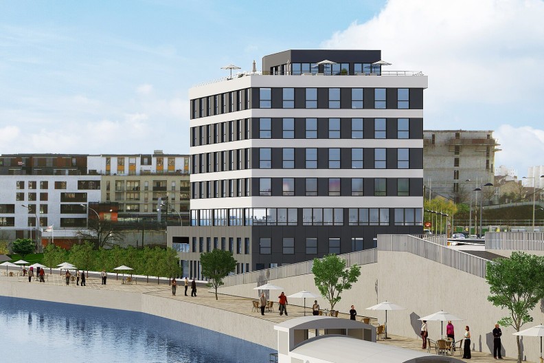 Un plan plus large dévoilant les berges de Seine paysagées au pied de l'immeuble de bureaux - Agrandir l'image, fenêtre modale