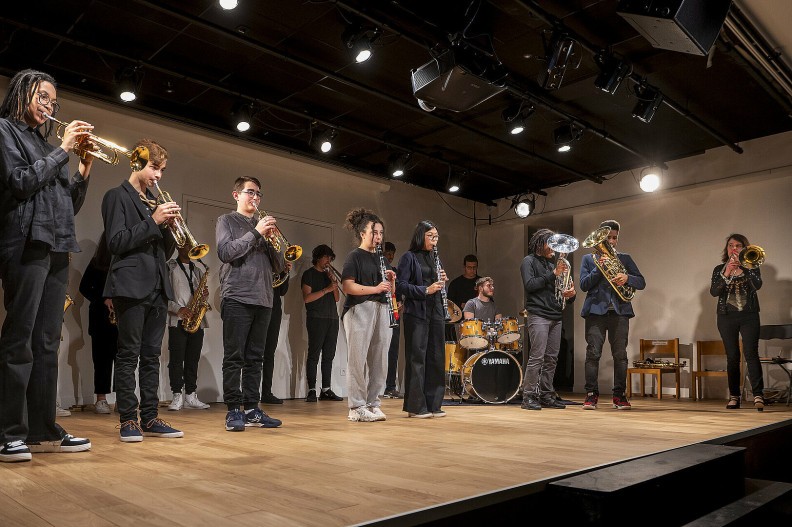Enfants jouant de leur instrument en orchestre - Agrandir l'image, fenêtre modale